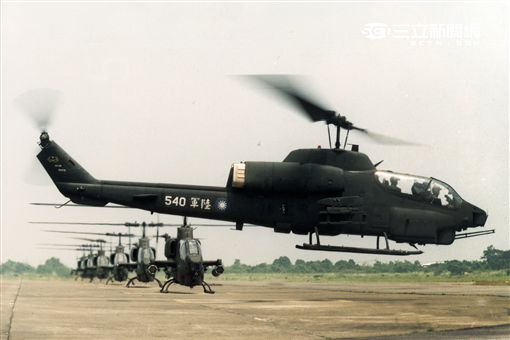 AH-1W超級眼鏡蛇攻擊直升機，座艙裝有抬頭顯示器，夜視鏡，外側攜帶4聯裝地獄火飛彈或拖式飛彈發射器，也能掛載響尾蛇短程空對空飛彈及小牛反裝甲飛彈，該型直升機可執行反裝甲、護航、多種火力支援、武裝突擊、搜索和目標識別等多種任務。（記者邱榮吉/攝影）