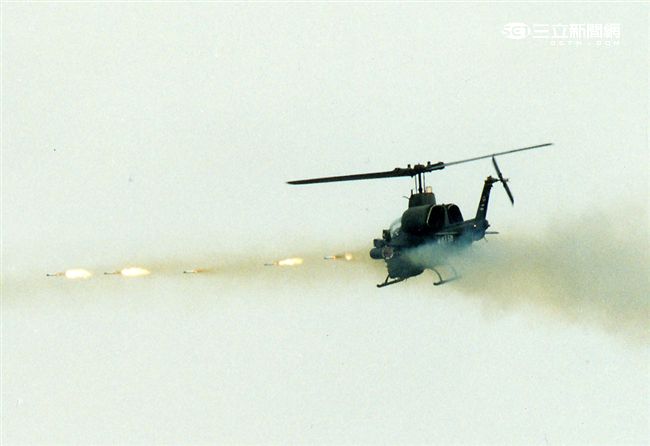AH-1W超級眼鏡蛇攻擊直升機，發射地獄火飛彈。（記者邱榮吉/攝影）