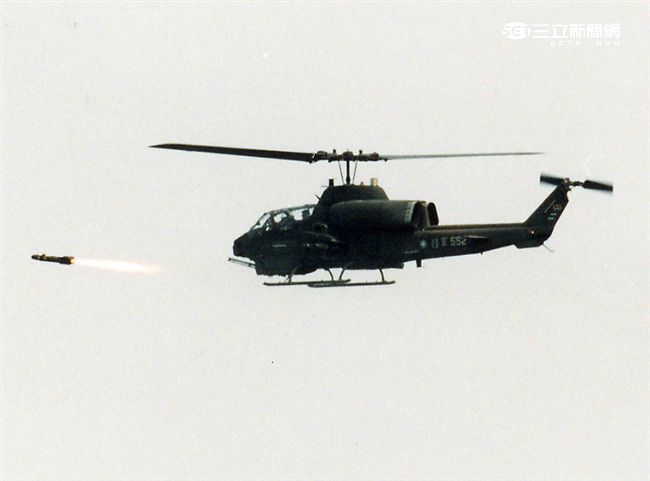AH-1W超級眼鏡蛇攻擊直升機，發射小牛反裝甲飛彈。（記者邱榮吉/攝影）