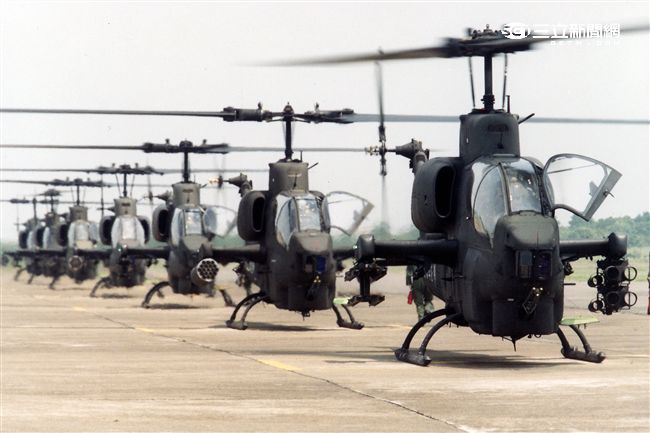 AH-1W超級眼鏡蛇攻擊直升機，座艙裝有抬頭顯示器，夜視鏡，外側攜帶4聯裝地獄火飛彈或拖式飛彈發射器，也能掛載響尾蛇短程空對空飛彈及小牛反裝甲飛彈，該型直升機可執行反裝甲、護航、多種火力支援、武裝突擊、搜索和目標識別等多種任務。（記者邱榮吉/攝影）