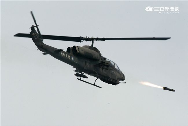 AH-1W超級眼鏡蛇攻擊直升機，發射小牛反裝甲飛彈。（記者邱榮吉/攝影）