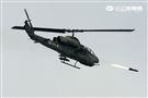 AH-1W超級眼鏡蛇攻擊直升機，發射小牛反裝甲飛彈。（記者邱榮吉/攝影）