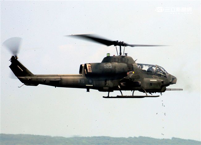 AH-1W超級眼鏡蛇攻擊直升機，發射機槍砲。（記者邱榮吉/攝影）