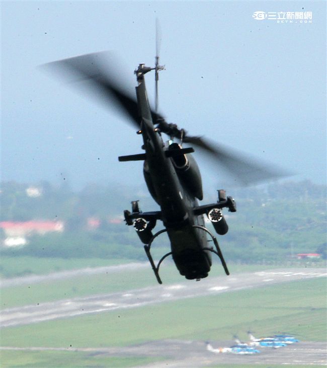 AH-1W超級眼鏡蛇攻擊直升機，座艙裝有抬頭顯示器，夜視鏡，外側攜帶4聯裝地獄火飛彈或拖式飛彈發射器，也能掛載響尾蛇短程空對空飛彈及小牛反裝甲飛彈，該型直升機可執行反裝甲、護航、多種火力支援、武裝突擊、搜索和目標識別等多種任務。（記者邱榮吉/攝影）