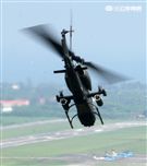 AH-1W超級眼鏡蛇攻擊直升機，座艙裝有抬頭顯示器，夜視鏡，外側攜帶4聯裝地獄火飛彈或拖式飛彈發射器，也能掛載響尾蛇短程空對空飛彈及小牛反裝甲飛彈，該型直升機可執行反裝甲、護航、多種火力支援、武裝突擊、搜索和目標識別等多種任務。（記者邱榮吉/攝影）