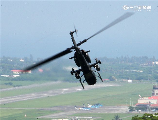 AH-1W超級眼鏡蛇攻擊直升機，座艙裝有抬頭顯示器，夜視鏡，外側攜帶4聯裝地獄火飛彈或拖式飛彈發射器，也能掛載響尾蛇短程空對空飛彈及小牛反裝甲飛彈，該型直升機可執行反裝甲、護航、多種火力支援、武裝突擊、搜索和目標識別等多種任務。（記者邱榮吉/攝影）