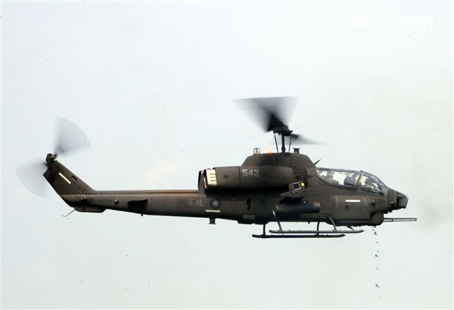 AH-1W超級眼鏡蛇攻擊直升機，發射機槍砲。（記者邱榮吉/攝影）