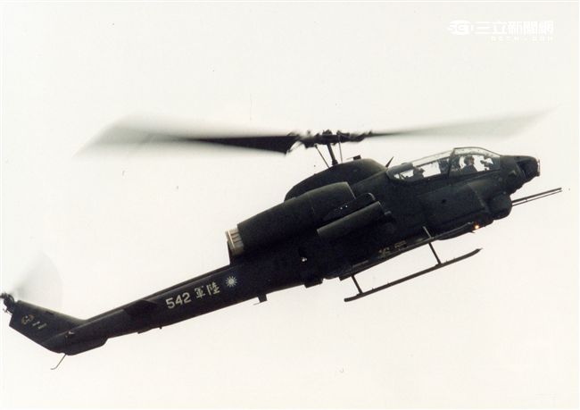 AH-1W超級眼鏡蛇攻擊直升機，座艙裝有抬頭顯示器，夜視鏡，外側攜帶4聯裝地獄火飛彈或拖式飛彈發射器，也能掛載響尾蛇短程空對空飛彈及小牛反裝甲飛彈，該型直升機可執行反裝甲、護航、多種火力支援、武裝突擊、搜索和目標識別等多種任務。（記者邱榮吉/攝影）