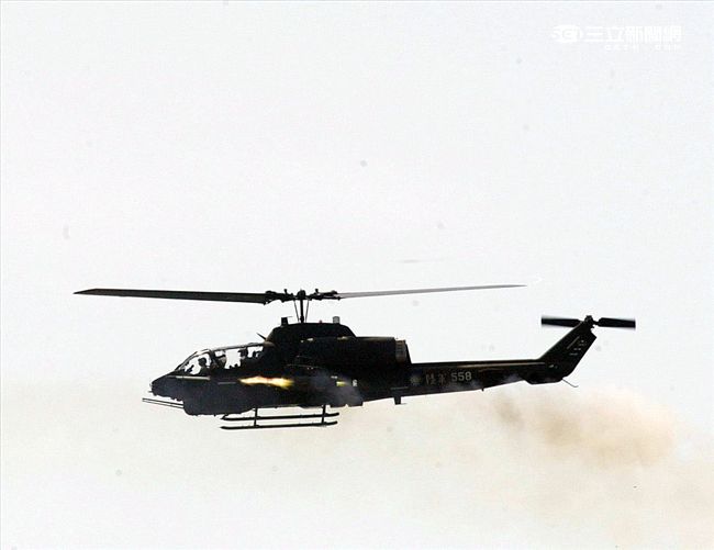 AH-1W超級眼鏡蛇攻擊直升機，發射地獄火飛彈。（記者邱榮吉/攝影）