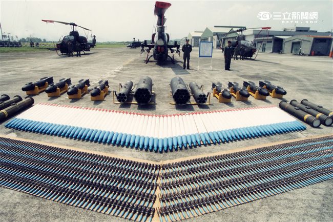 AH-1W超級眼鏡蛇攻擊直升機，座艙裝有抬頭顯示器，夜視鏡，外側攜帶4聯裝地獄火飛彈或拖式飛彈發射器，也能掛載響尾蛇短程空對空飛彈及小牛反裝甲飛彈，該型直升機可執行反裝甲、護航、多種火力支援、武裝突擊、搜索和目標識別等多種任務。（記者邱榮吉/攝影）