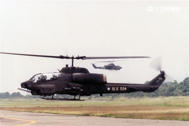 AH-1W超級眼鏡蛇攻擊直升機，座艙裝有抬頭顯示器，夜視鏡，外側攜帶4聯裝地獄火飛彈或拖式飛彈發射器，也能掛載響尾蛇短程空對空飛彈及小牛反裝甲飛彈，該型直升機可執行反裝甲、護航、多種火力支援、武裝突擊、搜索和目標識別等多種任務。（記者邱榮吉/攝影）