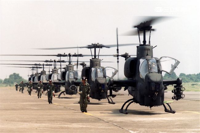 AH-1W超級眼鏡蛇攻擊直升機，座艙裝有抬頭顯示器，夜視鏡，外側攜帶4聯裝地獄火飛彈或拖式飛彈發射器，也能掛載響尾蛇短程空對空飛彈及小牛反裝甲飛彈，該型直升機可執行反裝甲、護航、多種火力支援、武裝突擊、搜索和目標識別等多種任務。（記者邱榮吉/攝影）