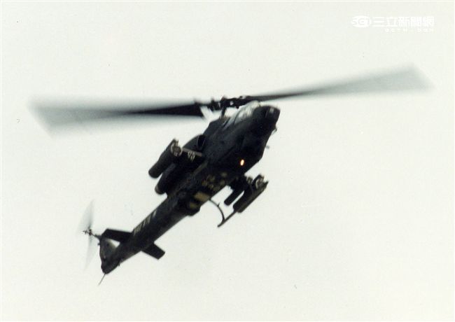 AH-1W超級眼鏡蛇攻擊直升機，座艙裝有抬頭顯示器，夜視鏡，外側攜帶4聯裝地獄火飛彈或拖式飛彈發射器，也能掛載響尾蛇短程空對空飛彈及小牛反裝甲飛彈，該型直升機可執行反裝甲、護航、多種火力支援、武裝突擊、搜索和目標識別等多種任務。（記者邱榮吉/攝影）