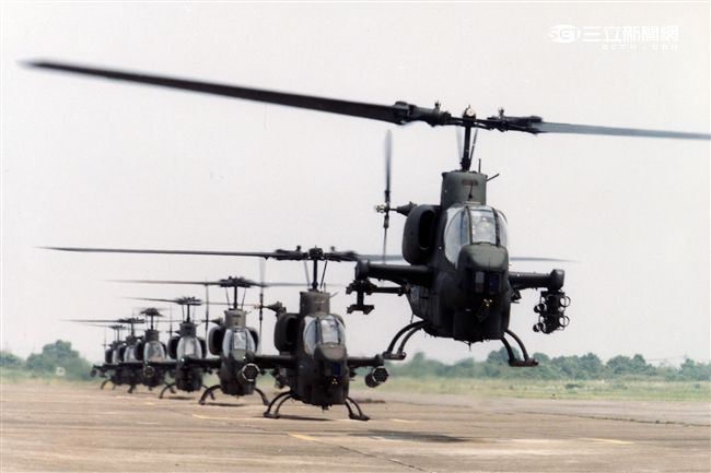 AH-1W超級眼鏡蛇攻擊直升機，座艙裝有抬頭顯示器，夜視鏡，外側攜帶4聯裝地獄火飛彈或拖式飛彈發射器，也能掛載響尾蛇短程空對空飛彈及小牛反裝甲飛彈，該型直升機可執行反裝甲、護航、多種火力支援、武裝突擊、搜索和目標識別等多種任務。（記者邱榮吉/攝影）