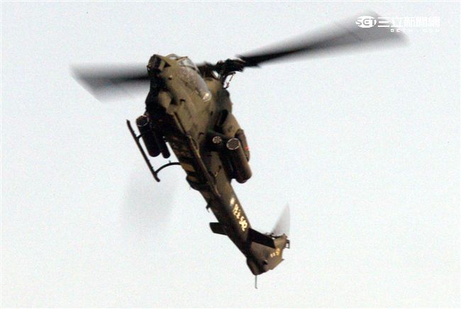 AH-1W超級眼鏡蛇攻擊直升機，座艙裝有抬頭顯示器，夜視鏡，外側攜帶4聯裝地獄火飛彈或拖式飛彈發射器，也能掛載響尾蛇短程空對空飛彈及小牛反裝甲飛彈，該型直升機可執行反裝甲、護航、多種火力支援、武裝突擊、搜索和目標識別等多種任務。（記者邱榮吉/攝影）