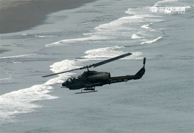 AH-1W超級眼鏡蛇攻擊直升機，座艙裝有抬頭顯示器，夜視鏡，外側攜帶4聯裝地獄火飛彈或拖式飛彈發射器，也能掛載響尾蛇短程空對空飛彈及小牛反裝甲飛彈，該型直升機可執行反裝甲、護航、多種火力支援、武裝突擊、搜索和目標識別等多種任務。（記者邱榮吉/攝影）