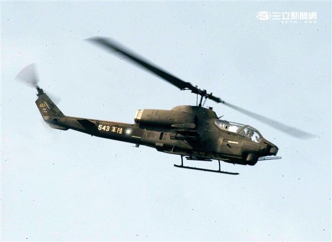 AH-1W超級眼鏡蛇攻擊直升機，座艙裝有抬頭顯示器，夜視鏡，外側攜帶4聯裝地獄火飛彈或拖式飛彈發射器，也能掛載響尾蛇短程空對空飛彈及小牛反裝甲飛彈，該型直升機可執行反裝甲、護航、多種火力支援、武裝突擊、搜索和目標識別等多種任務。（記者邱榮吉/攝影）