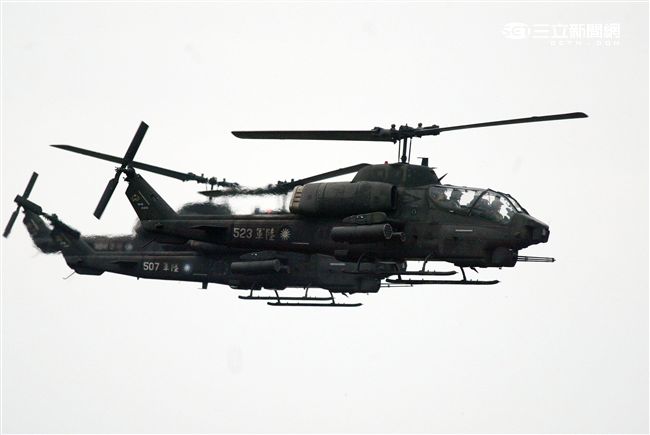 AH-1W超級眼鏡蛇攻擊直升機，座艙裝有抬頭顯示器，夜視鏡，外側攜帶4聯裝地獄火飛彈或拖式飛彈發射器，也能掛載響尾蛇短程空對空飛彈及小牛反裝甲飛彈，該型直升機可執行反裝甲、護航、多種火力支援、武裝突擊、搜索和目標識別等多種任務。（記者邱榮吉/攝影）