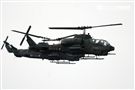 AH-1W超級眼鏡蛇攻擊直升機，座艙裝有抬頭顯示器，夜視鏡，外側攜帶4聯裝地獄火飛彈或拖式飛彈發射器，也能掛載響尾蛇短程空對空飛彈及小牛反裝甲飛彈，該型直升機可執行反裝甲、護航、多種火力支援、武裝突擊、搜索和目標識別等多種任務。（記者邱榮吉/攝影）