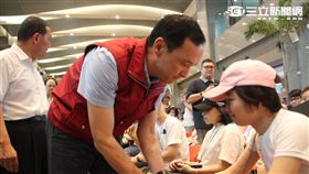 新北市長朱立倫向八仙塵暴靜坐受害者家屬鞠躬道歉　同業提供