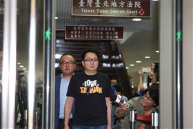 樂陞董座許金龍2000萬交保（1） 台北地方法院26日清晨更裁樂陞董座許金龍（中）以新 台幣2000萬元交保，他的委任律師已在覓保期限下午3 時30分前辦妥手續，下午4時許許金龍面容憔悴，步出 台北地院。 中央社記者游凱翔攝　105年9月26日