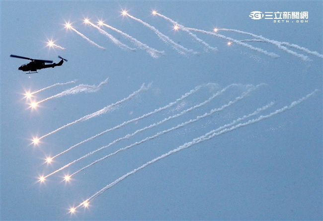 AH-1W超級眼鏡蛇攻擊直升機，座艙裝有抬頭顯示器，夜視鏡，外側攜帶4聯裝地獄火飛彈或拖式飛彈發射器，也能掛載響尾蛇短程空對空飛彈及小牛反裝甲飛彈，該型直升機可執行反裝甲、護航、多種火力支援、武裝突擊、搜索和目標識別等多種任務。（記者邱榮吉/攝影）