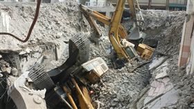 中國城建築拆除工程怪手滑落（翻攝畫面）