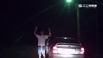 拉K拒攔檢　駕駛竟衝撞警車蛇行逃竄