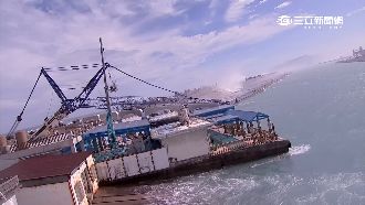 胖颱梅姬掀起強風　吹倒7百噸吊車