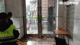 天花板大理石掉落。新北市消防局提供