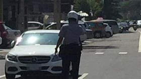 待轉區,停車格,賓士,開單 圖／翻攝自爆費公社