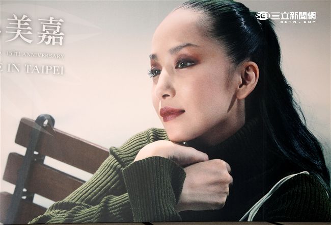 中島美嘉冒著颱風天來台宣布演唱會日期。（記者邱榮吉/攝影）