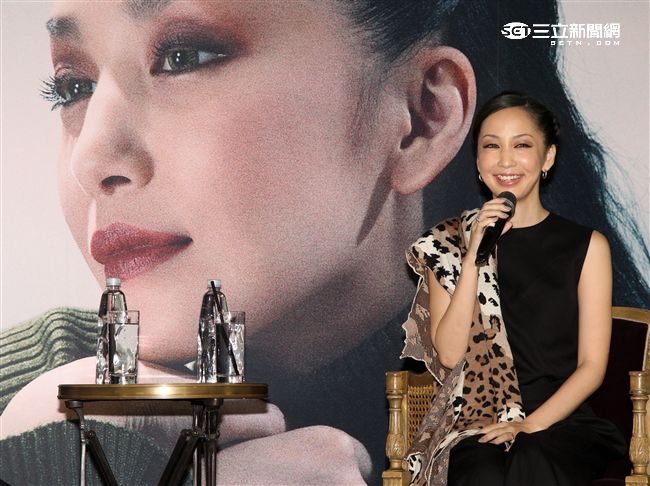 中島美嘉冒著颱風天來台宣布演唱會日期。（記者邱榮吉/攝影）