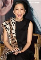 中島美嘉冒著颱風天來台宣布演唱會日期。（記者邱榮吉/攝影）