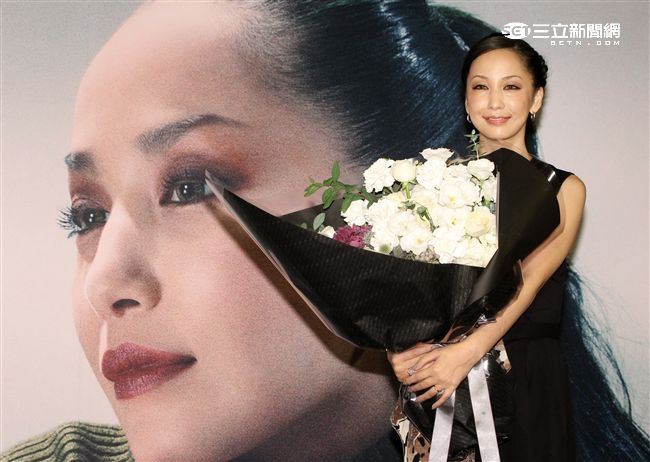 中島美嘉冒著颱風天來台宣布演唱會日期。（記者邱榮吉/攝影）