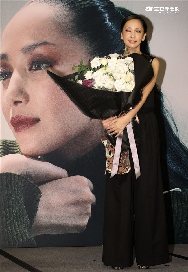 中島美嘉冒著颱風天來台宣布演唱會日期。（記者邱榮吉/攝影）