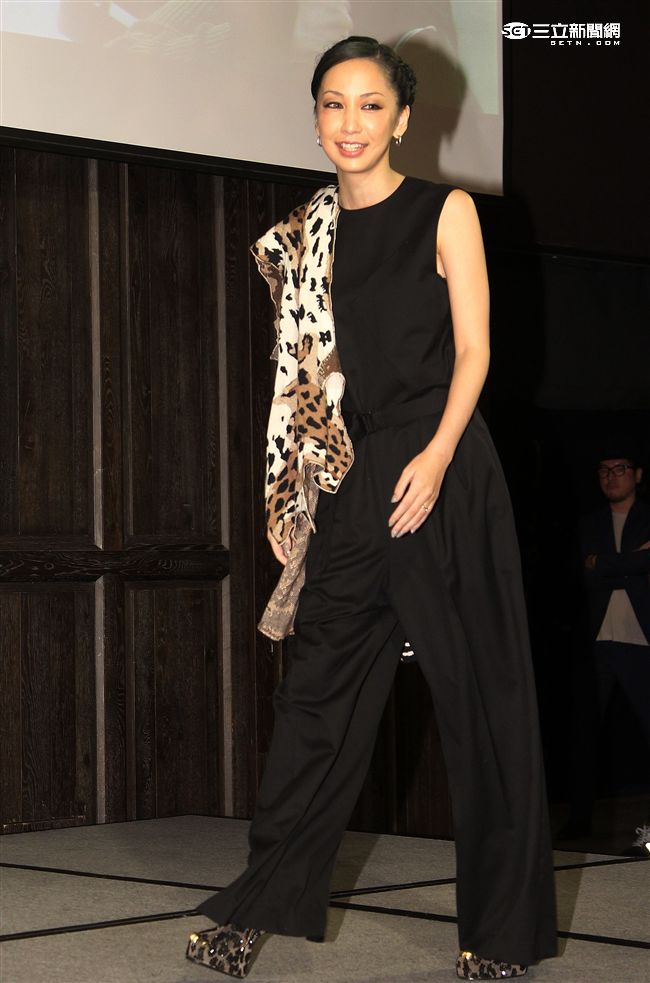 中島美嘉冒著颱風天來台宣布演唱會日期。（記者邱榮吉/攝影）