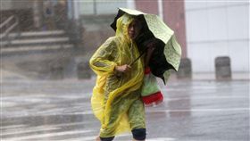 中度颱風梅姬威脅台灣本島及離島，27日風雨逐漸增強，台北街頭行人被強風吹得快站不住。中央社記者鄭傑文攝　105年9月27日　16:9