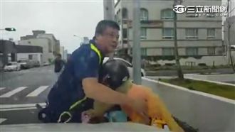 台南阿嬤為接孫被吹倒　路人驚險救援