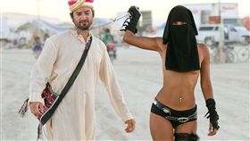 火人祭,祭典,儀式,群交,Orgy Dome,派對,性愛,冷氣,沙漠,規定,美國(http://www.fella.com/life/inside-burning-mans-orgy-dome/)