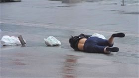 梅姬,颱風,跌倒,強風,下雨,大雨,路人（圖／中央社）