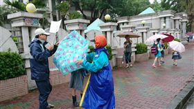 梅姬,颱風,雨傘,放學,家長,接送,下雨（圖／中央社）