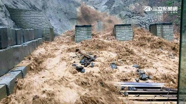 中颱梅姬風雨增強　新北烏來道路中斷