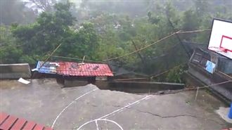 險！坍塌一瞬間　桃園民宅路基掏空