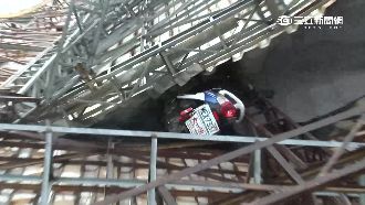 招牌遭吹倒　騎士躲「三角縫隙」保命