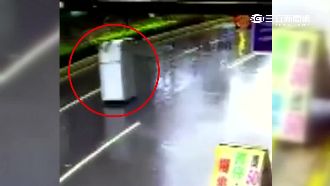 影／奇景共享！冰箱、招牌被風吹著跑