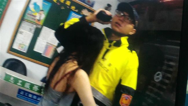 颱風天失戀　正妹向警察「討抱抱」？