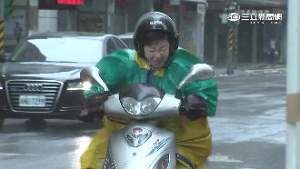 影／走都走不動！阿伯被吹倒翻滾一圈