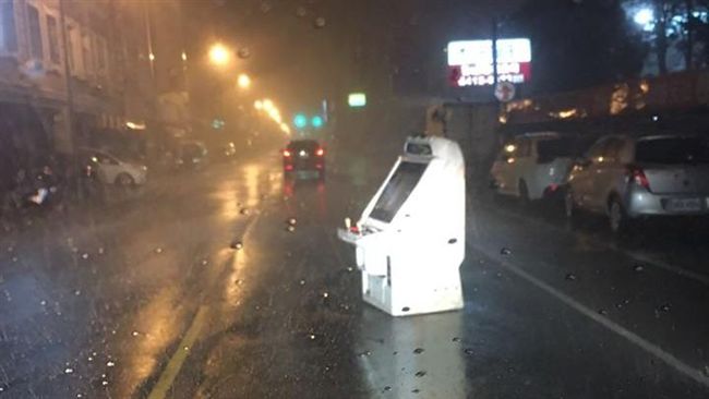 梅姬颱風想玩快打旋風？　路上現街機