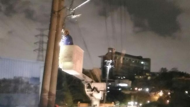 新北市大停電　台電人員站吊車搶修